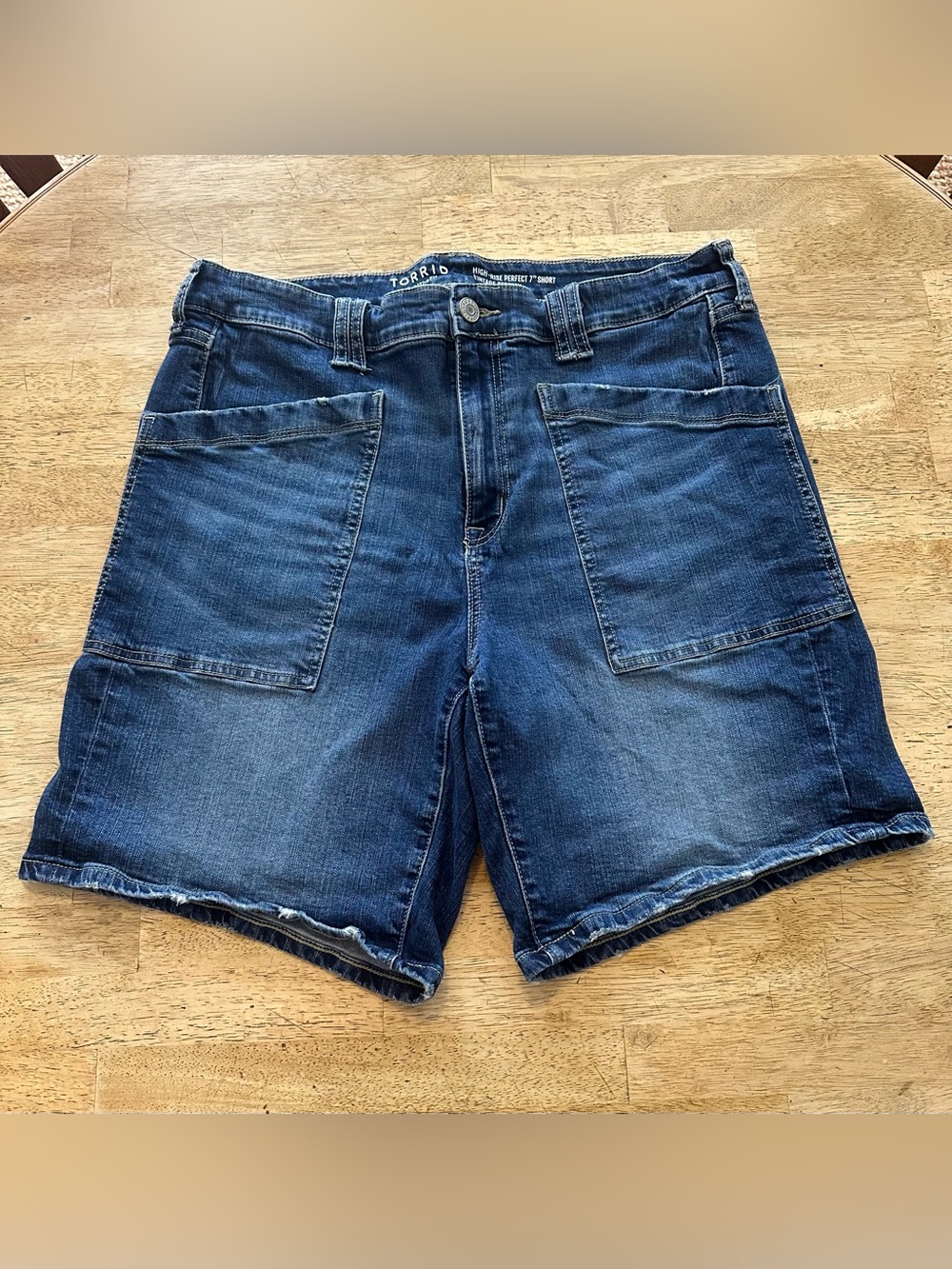 torrid HIGH-RISE PERFECT 7" SHORT
VINTAGE STRETCH Large Pockets Denim Shorts